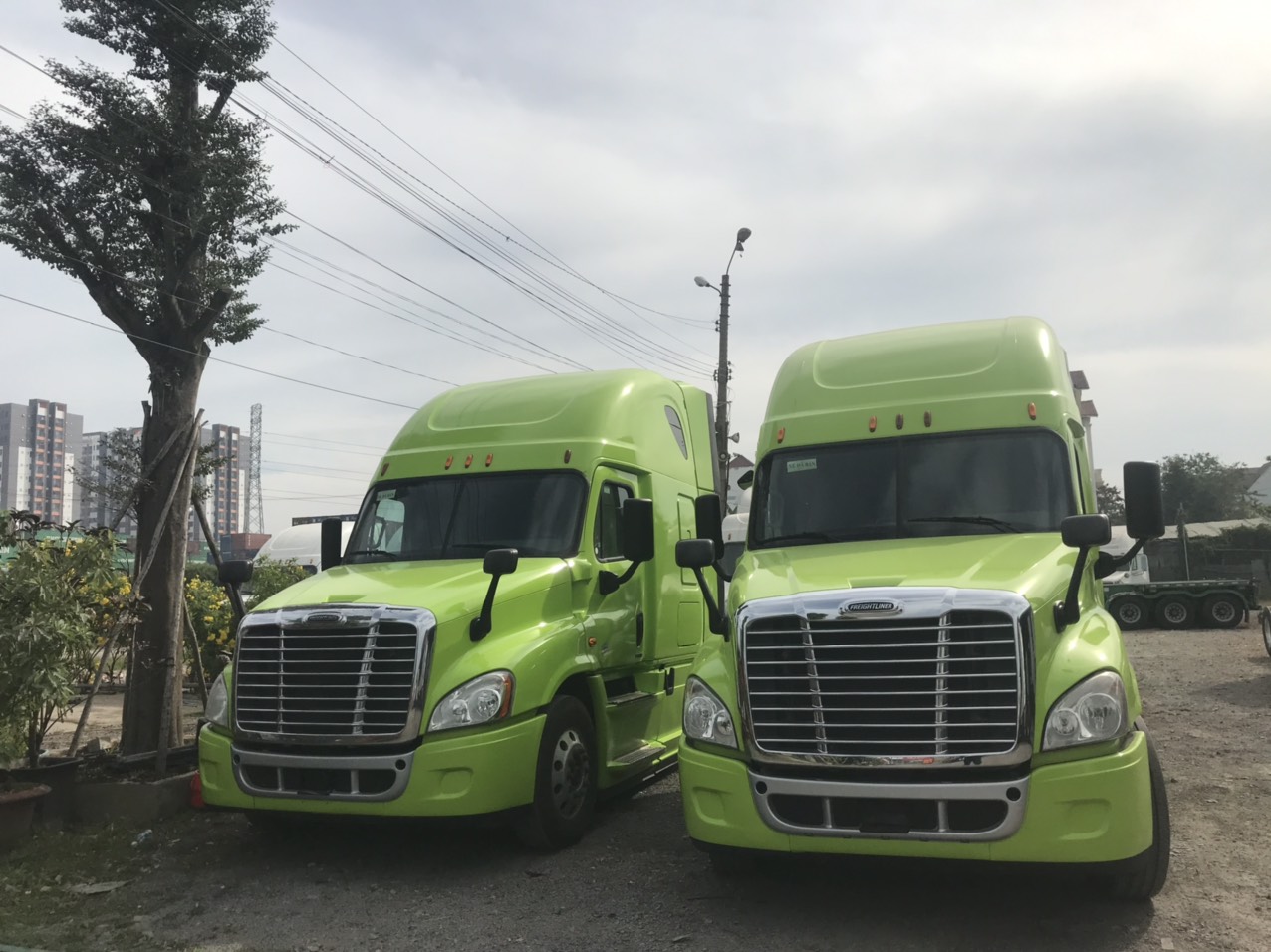 So sánh Đầu kéo Mỹ Maxxforce và Đầu kéo Mỹ Freightliner Cascadia | Xe tải trả góp